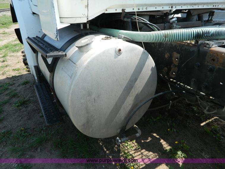 image for item K8065 1986 White semi truck