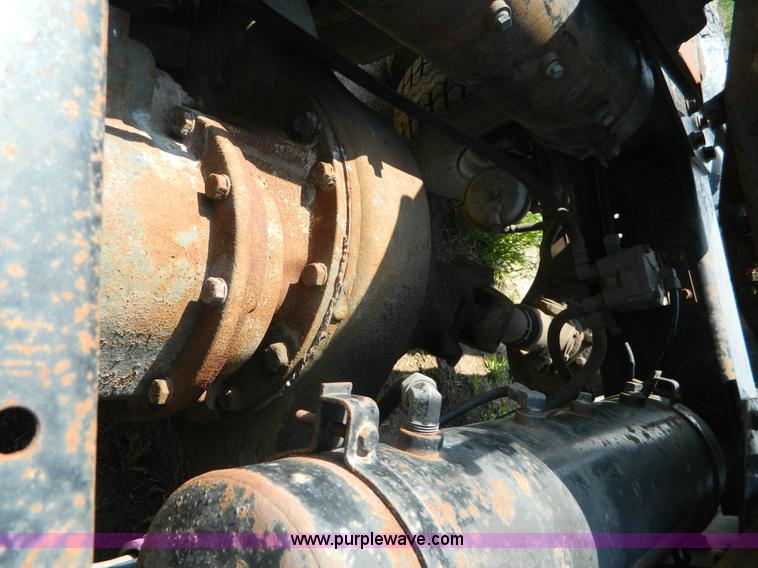 image for item K8065 1986 White semi truck