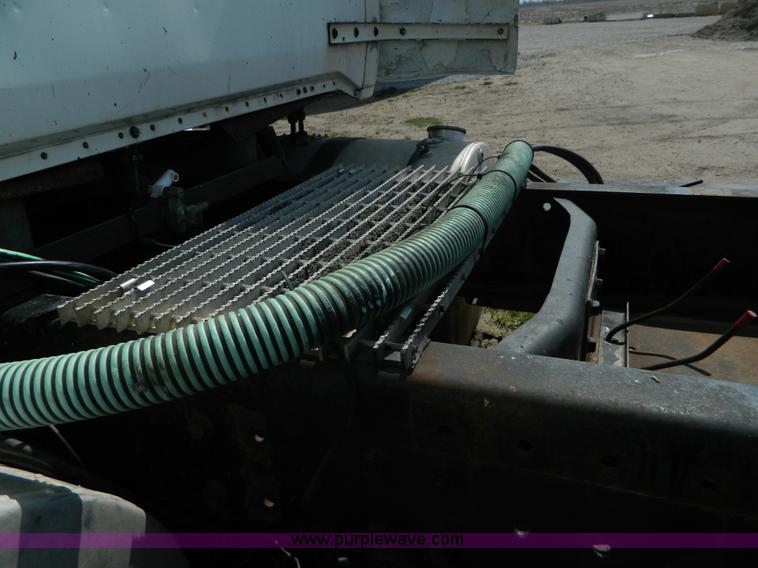 image for item K8065 1986 White semi truck