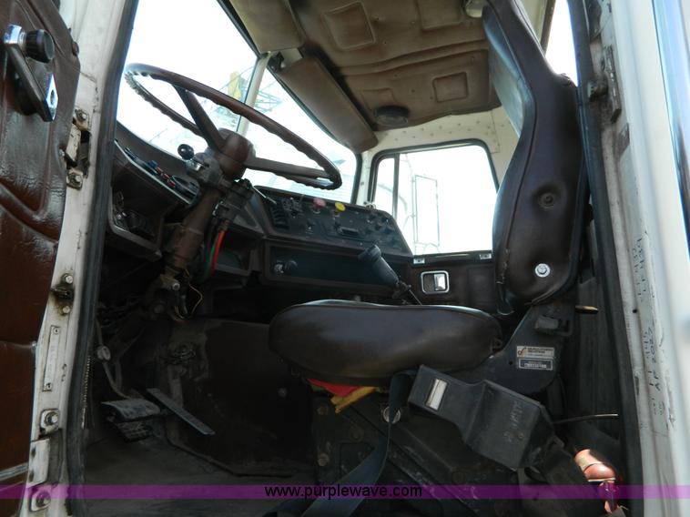 image for item K8065 1986 White semi truck