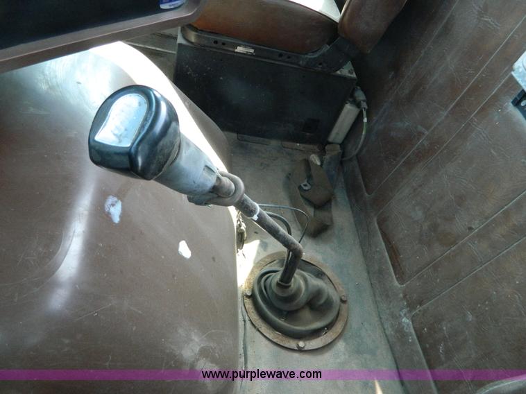 image for item K8065 1986 White semi truck