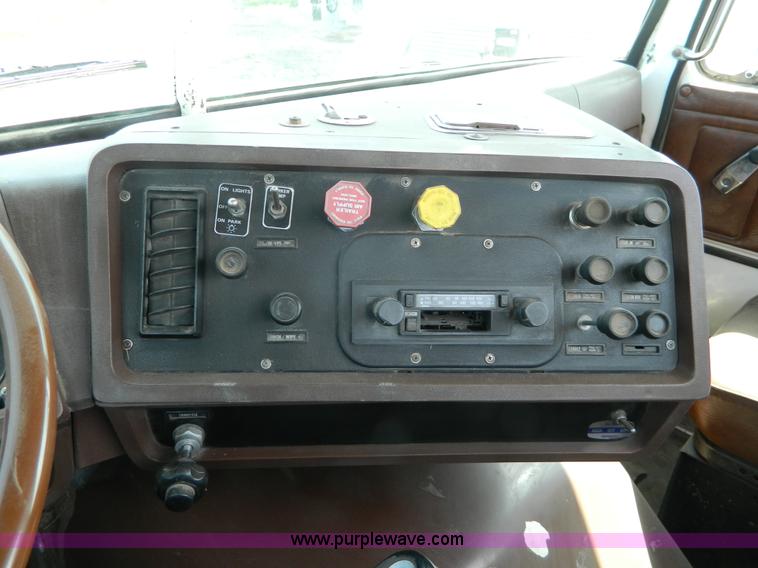 image for item K8065 1986 White semi truck