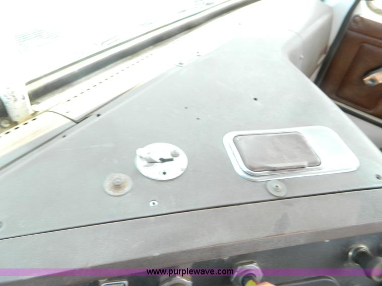 image for item K8065 1986 White semi truck