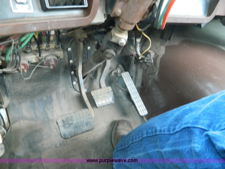 image for item K8065 1986 White semi truck