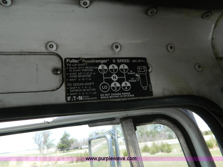 image for item K8065 1986 White semi truck