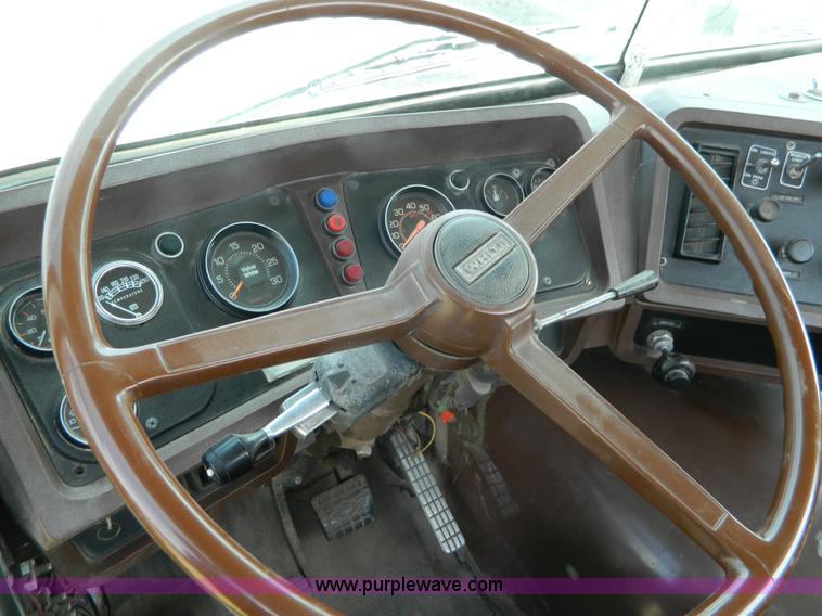 image for item K8065 1986 White semi truck