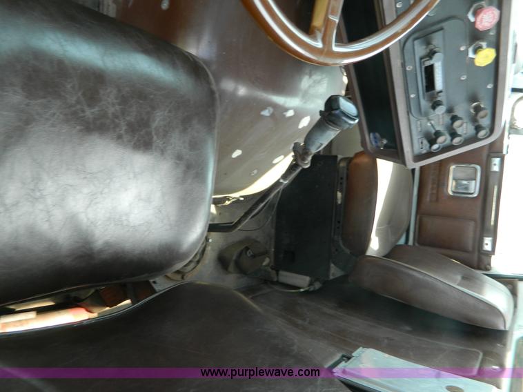 image for item K8065 1986 White semi truck