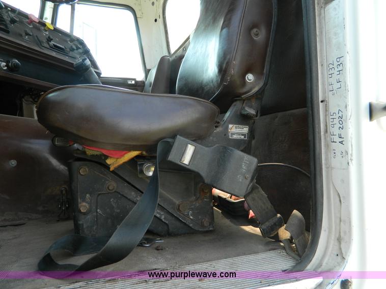 image for item K8065 1986 White semi truck