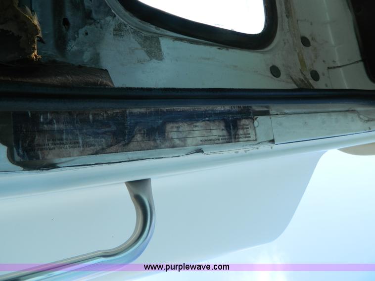 image for item K8065 1986 White semi truck