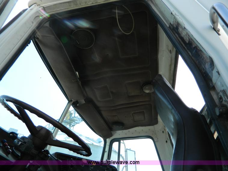 image for item K8065 1986 White semi truck