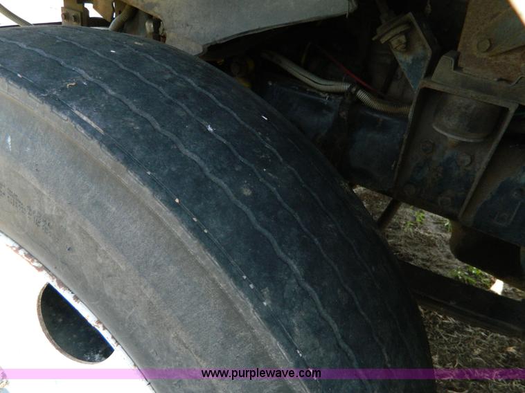 image for item K8065 1986 White semi truck