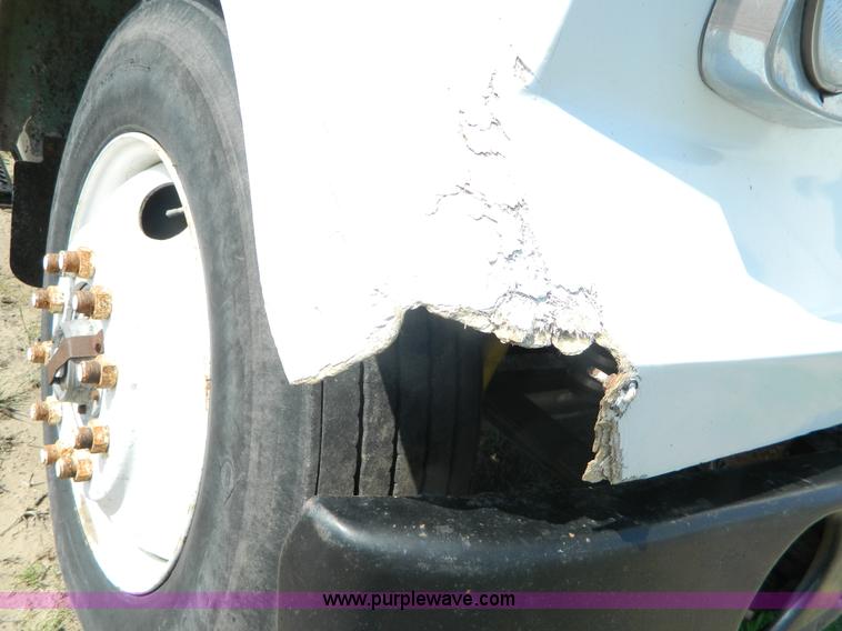 image for item K8065 1986 White semi truck