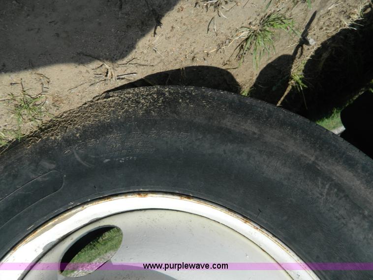 image for item K8065 1986 White semi truck