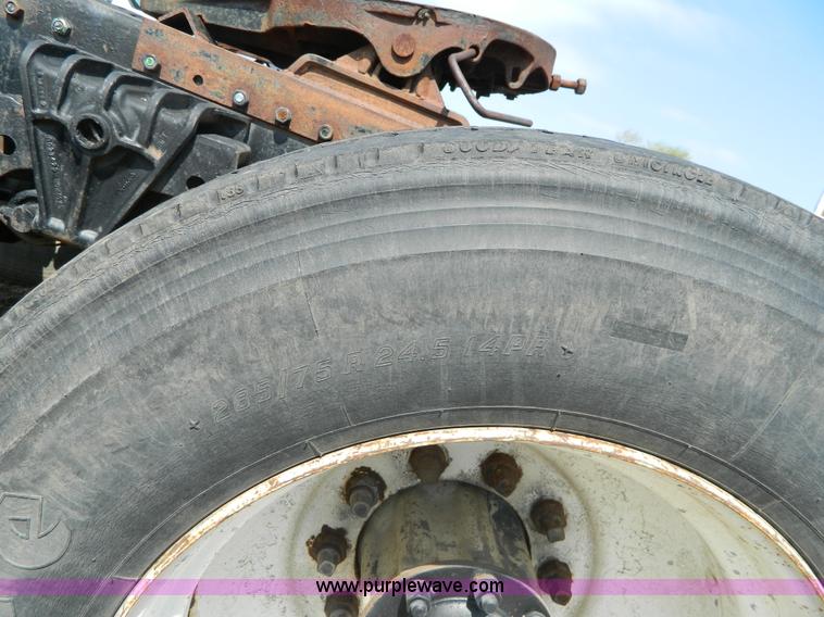 image for item K8065 1986 White semi truck