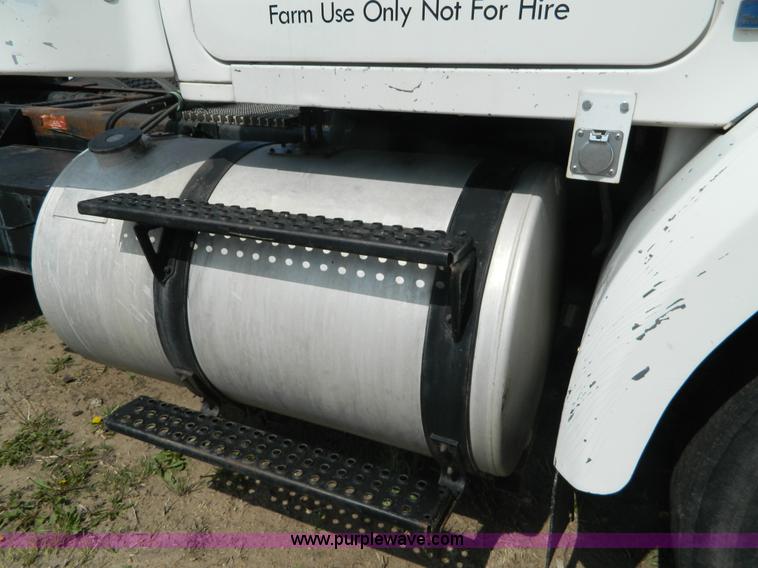 image for item K8065 1986 White semi truck