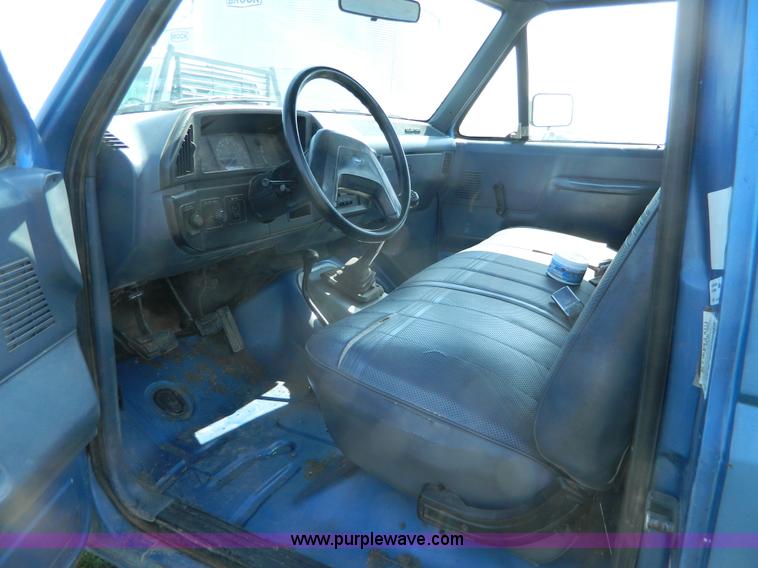 image for item K8067 1991 Ford F150 pickup truck