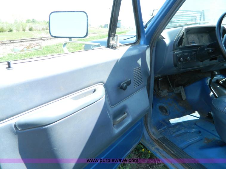 image for item K8067 1991 Ford F150 pickup truck