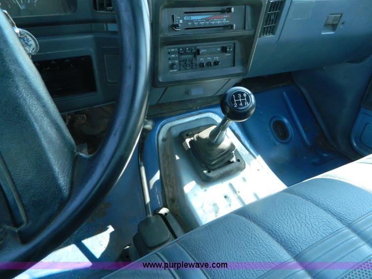 image for item K8067 1991 Ford F150 pickup truck