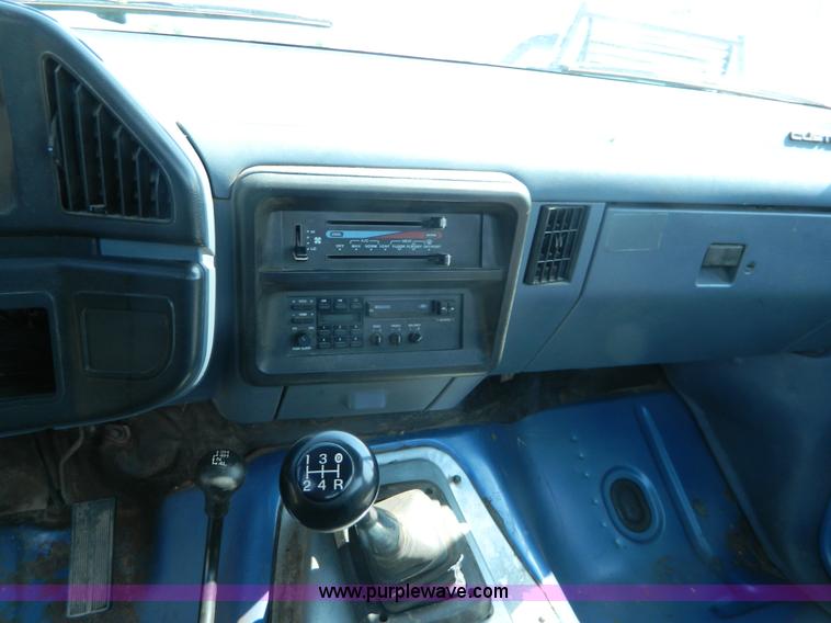 image for item K8067 1991 Ford F150 pickup truck