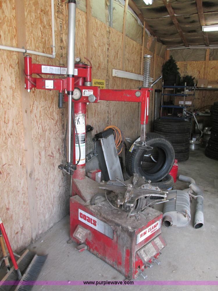 Coats 7065AX rim clamp tire machine in Harrisonville, MO Item R9286