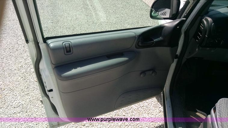 image for item Z9489 1999 Dodge Caravan van