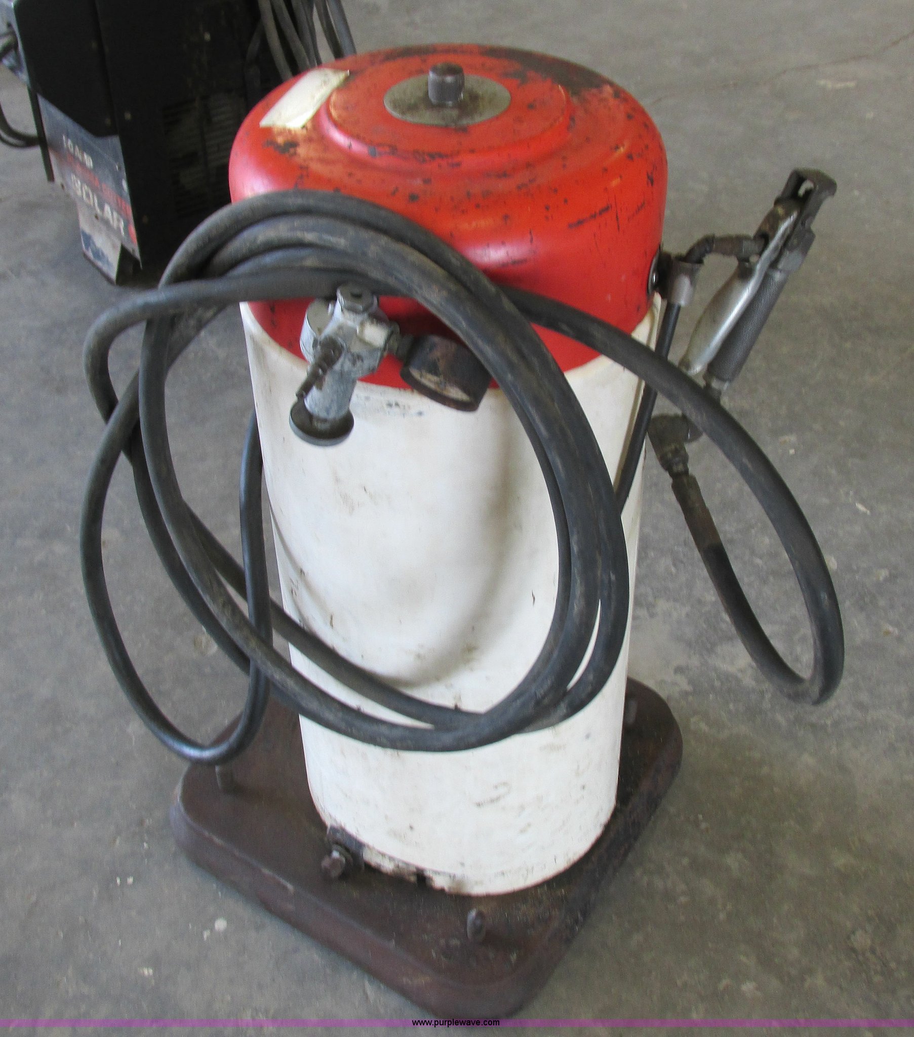 Lincoln pneumatic grease gun in Marshall, MO Item AW9700 sold
