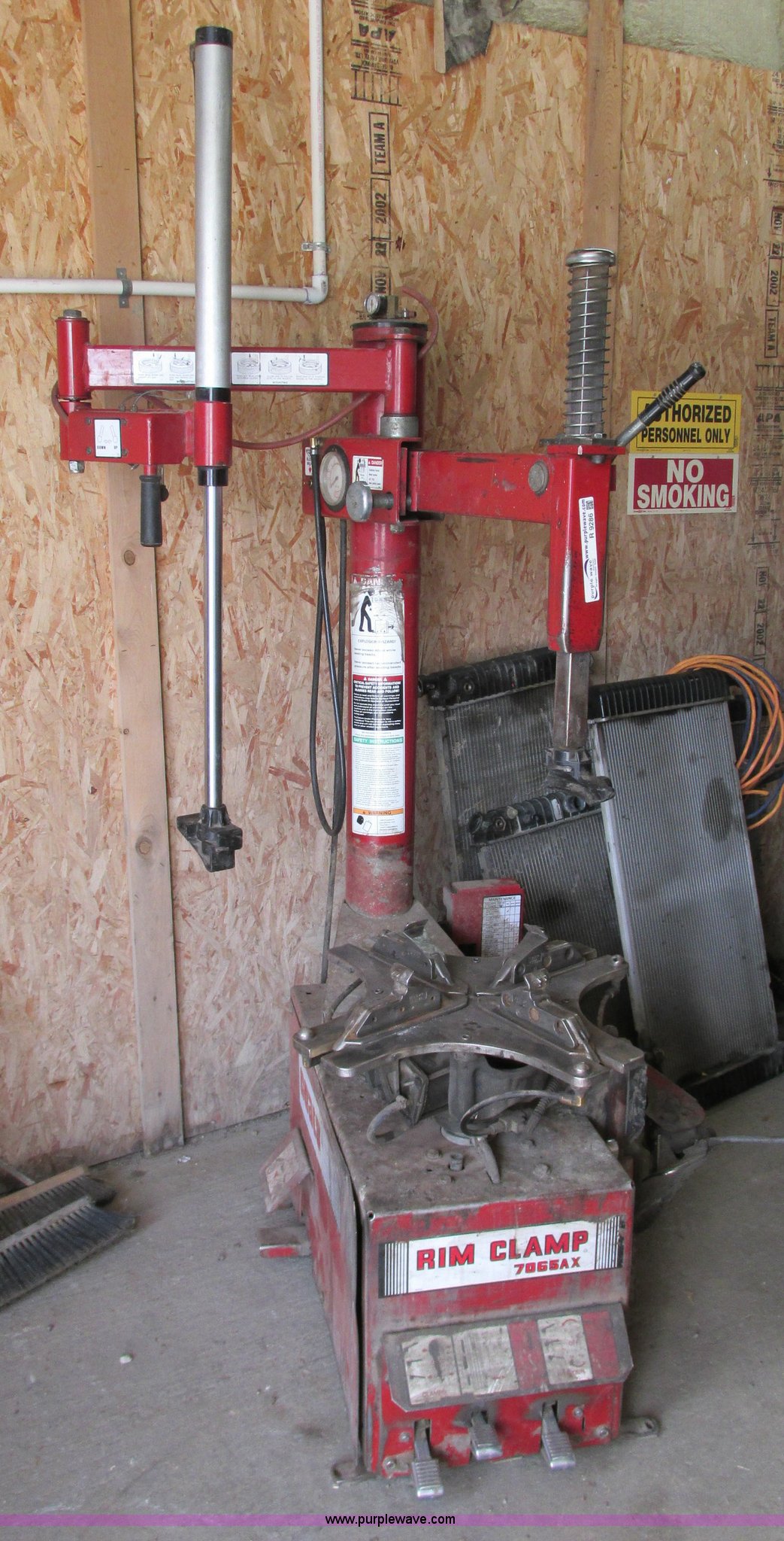 Coats 7065AX rim clamp tire machine in Harrisonville, MO Item R9286