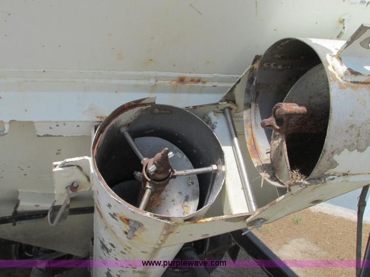 image for item B2929 Willmar UT57 fertilizer tender trailer