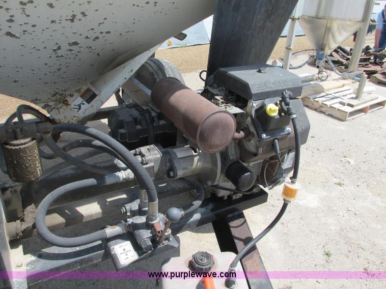 image for item B2929 Willmar UT57 fertilizer tender trailer