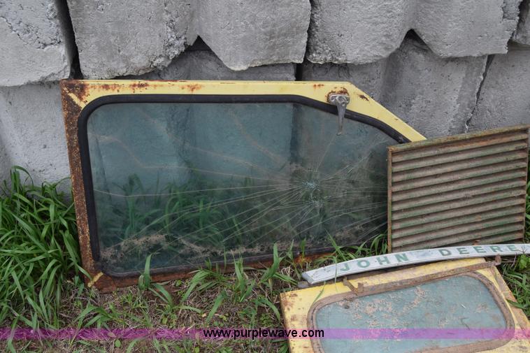 image for item E6359 John Deere 4010 tractor