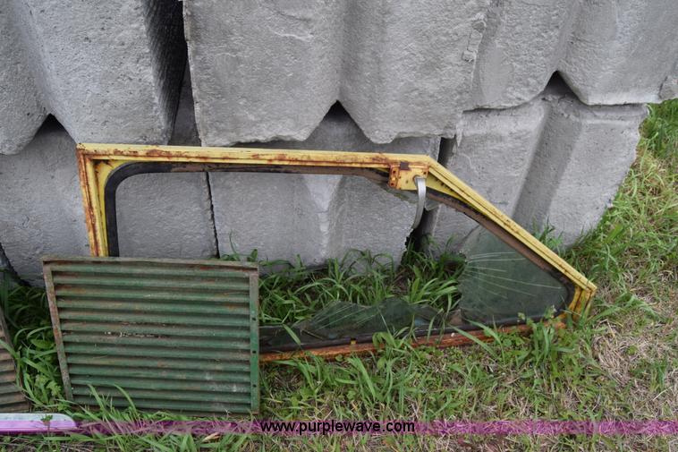 image for item E6359 John Deere 4010 tractor