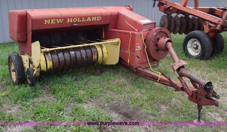 image for item E6361 New Holland 271 small square baler