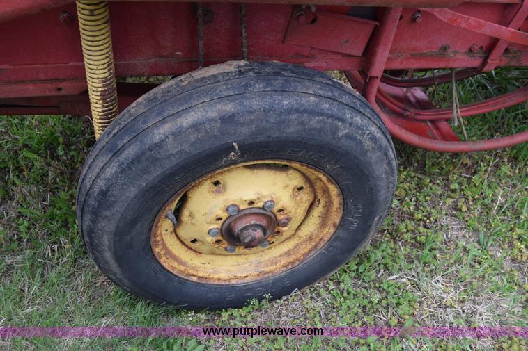 image for item E6361 New Holland 271 small square baler