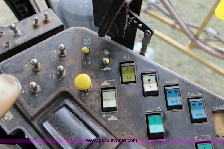 image for item F7693 1993 Ag-Chem RoGator 664 self-propelled sprayer