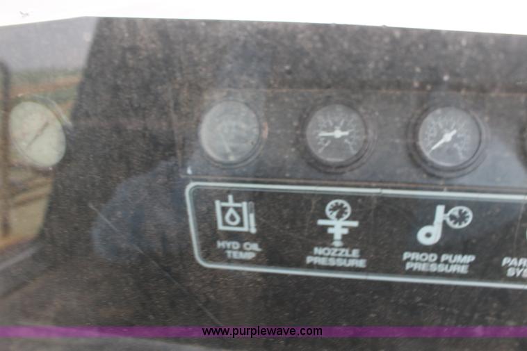 image for item F7693 1993 Ag-Chem RoGator 664 self-propelled sprayer