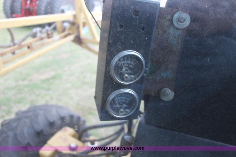 image for item F7693 1993 Ag-Chem RoGator 664 self-propelled sprayer