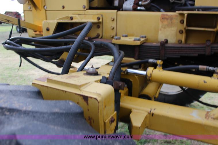 image for item F7693 1993 Ag-Chem RoGator 664 self-propelled sprayer