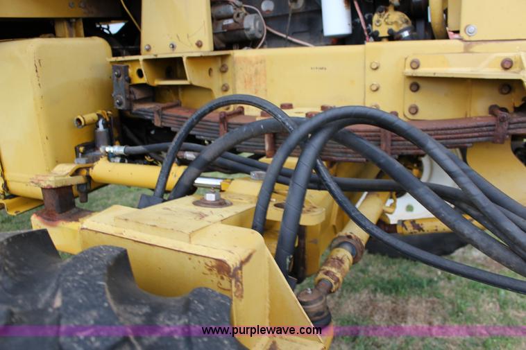 image for item F7693 1993 Ag-Chem RoGator 664 self-propelled sprayer