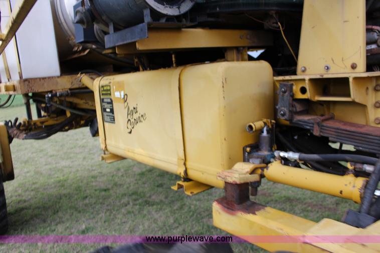 image for item F7693 1993 Ag-Chem RoGator 664 self-propelled sprayer