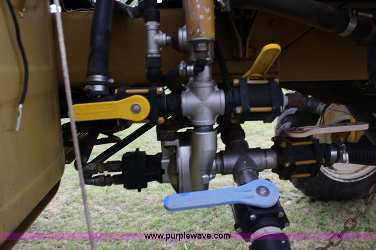 image for item F7693 1993 Ag-Chem RoGator 664 self-propelled sprayer
