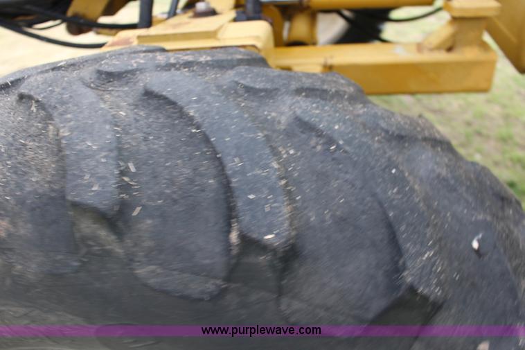 image for item F7693 1993 Ag-Chem RoGator 664 self-propelled sprayer