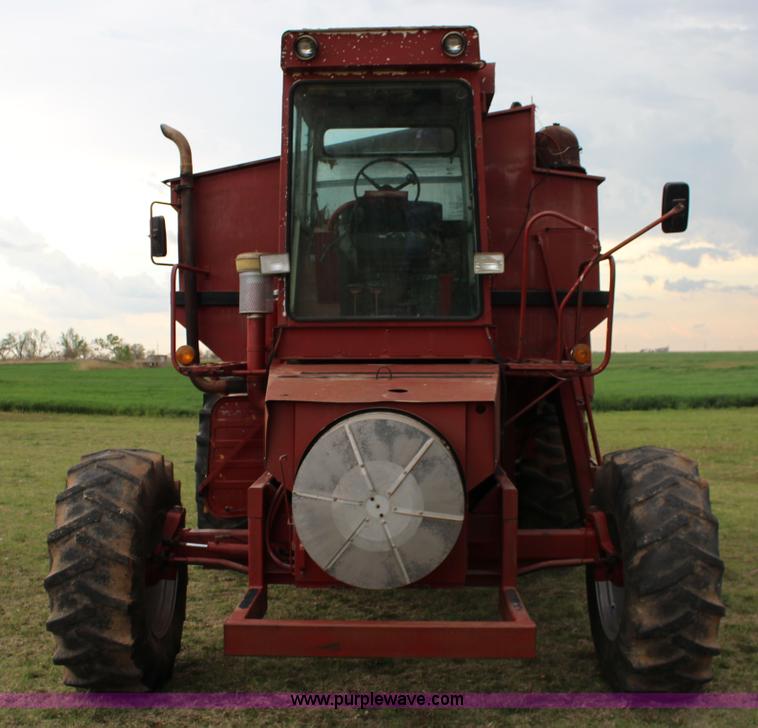 image for item F7694 International 915 self-propelled grain cart