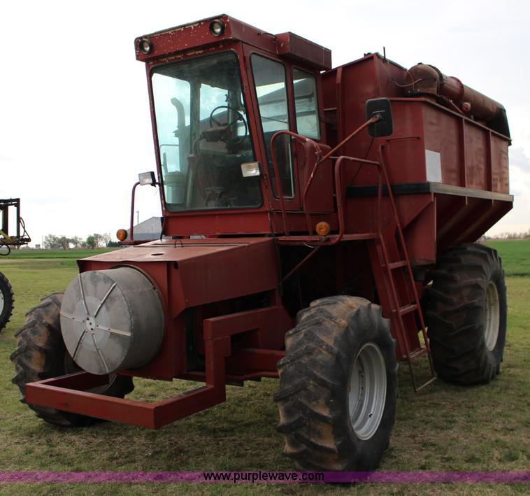 image for item F7694 International 915 self-propelled grain cart