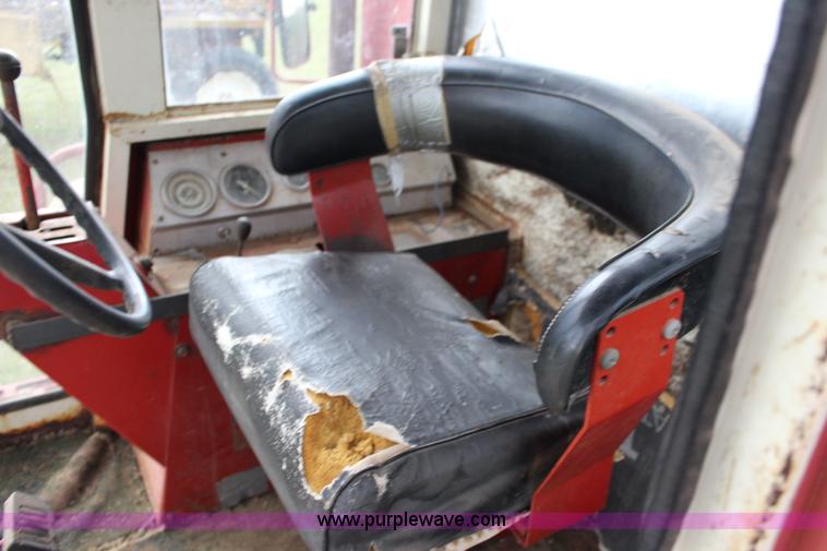 image for item F7694 International 915 self-propelled grain cart