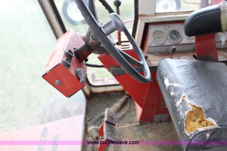 image for item F7694 International 915 self-propelled grain cart