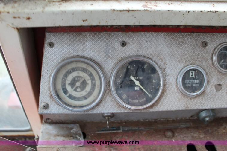 image for item F7694 International 915 self-propelled grain cart