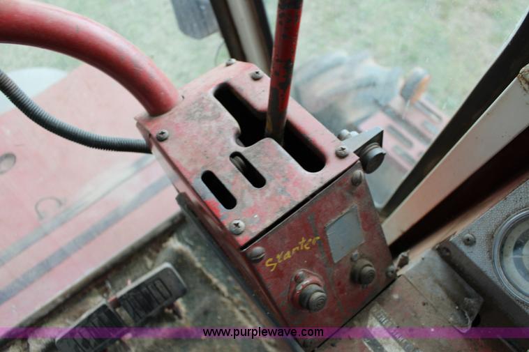 image for item F7694 International 915 self-propelled grain cart