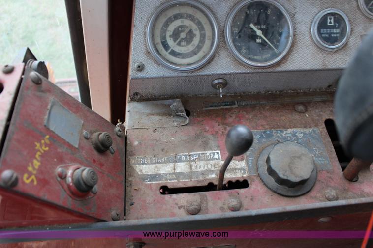 image for item F7694 International 915 self-propelled grain cart