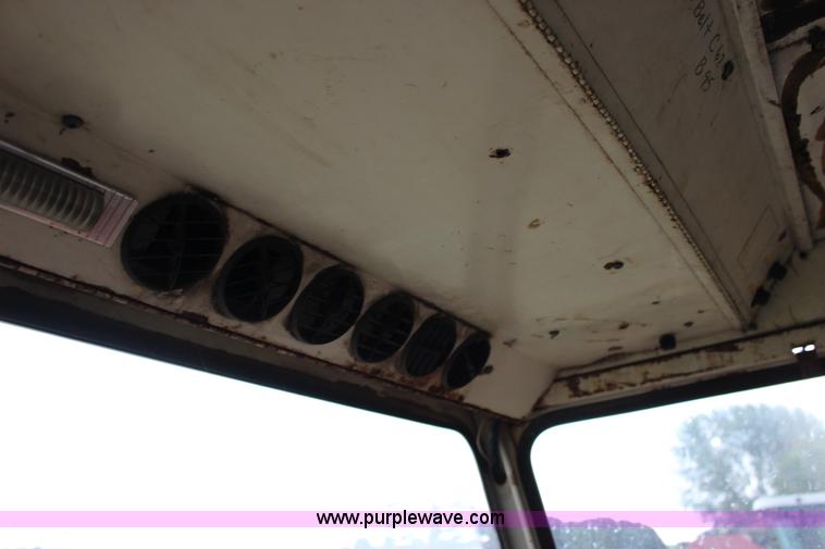 image for item F7694 International 915 self-propelled grain cart