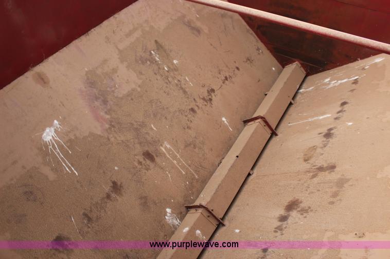 image for item F7694 International 915 self-propelled grain cart